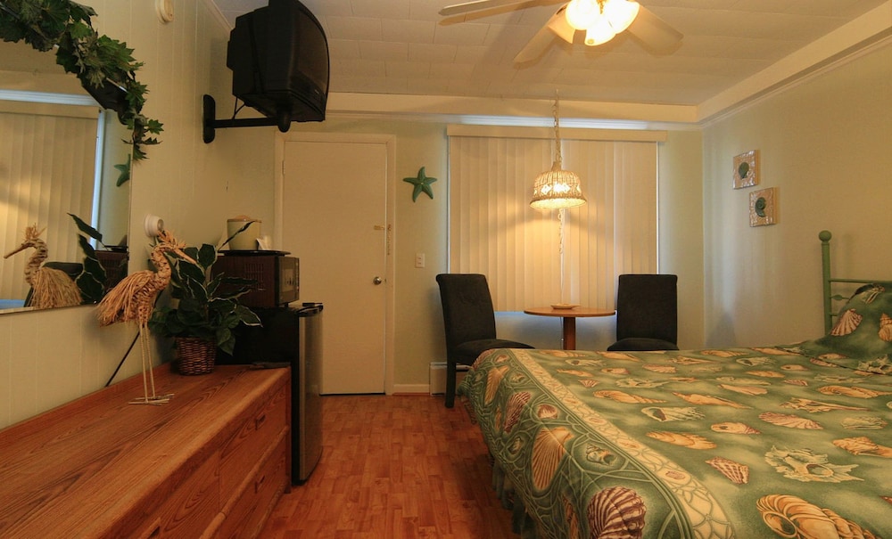 Traditional Double Room, 1 King Bed, Refrigerator & Microwave, Pool View photo 2