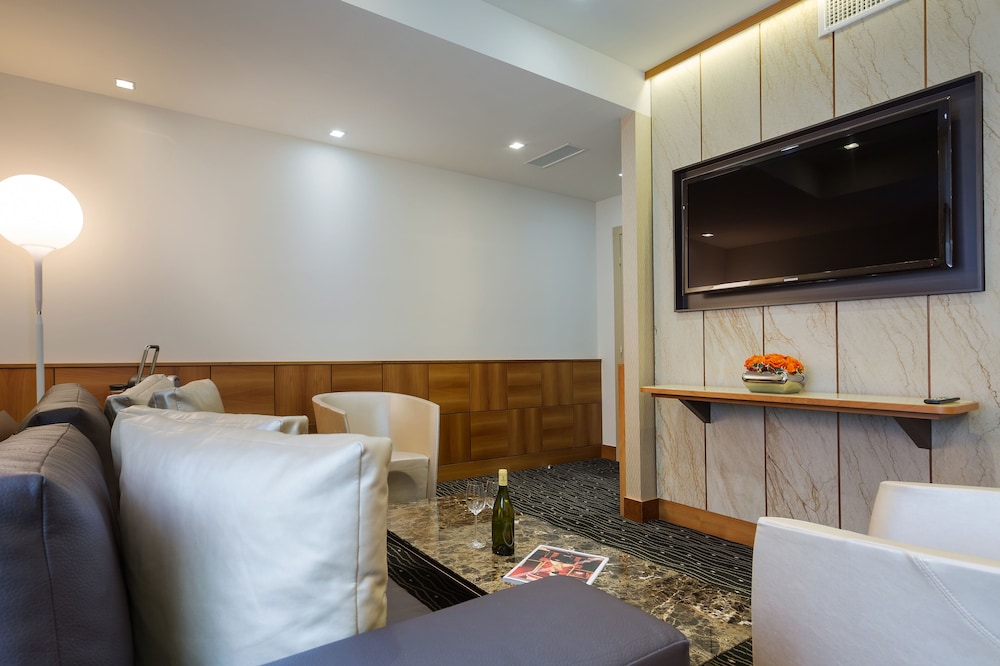 Senior Suite, 1 Bedroom, Balcony thumbnail 6