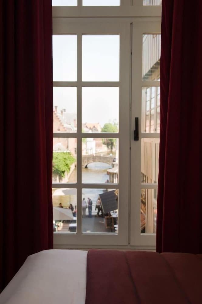 Basic Double or Twin Room, Canal View - Photo 9