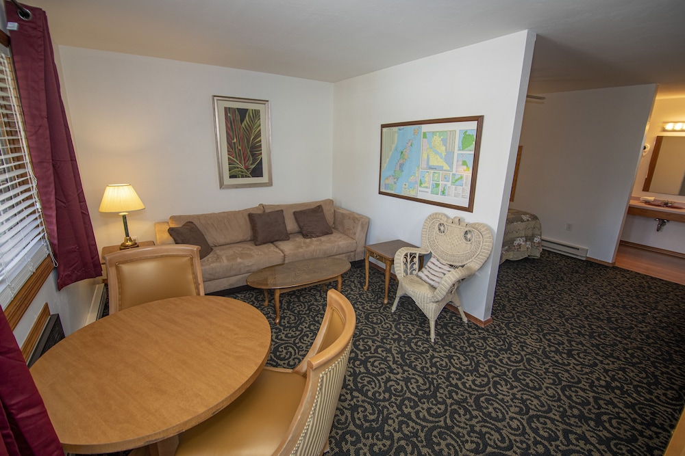 Suite, 1 Queen Bed with Sofa bed (Second Floor) photo 1