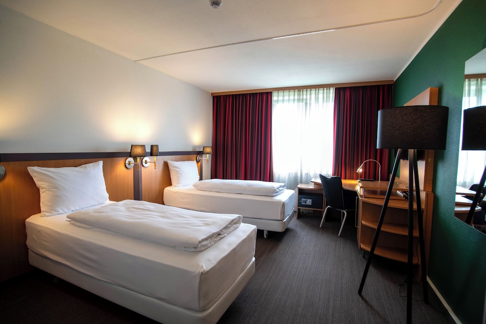 Business Room, 1 Queen Bed (Converts to 2 Twin Beds) photo 3