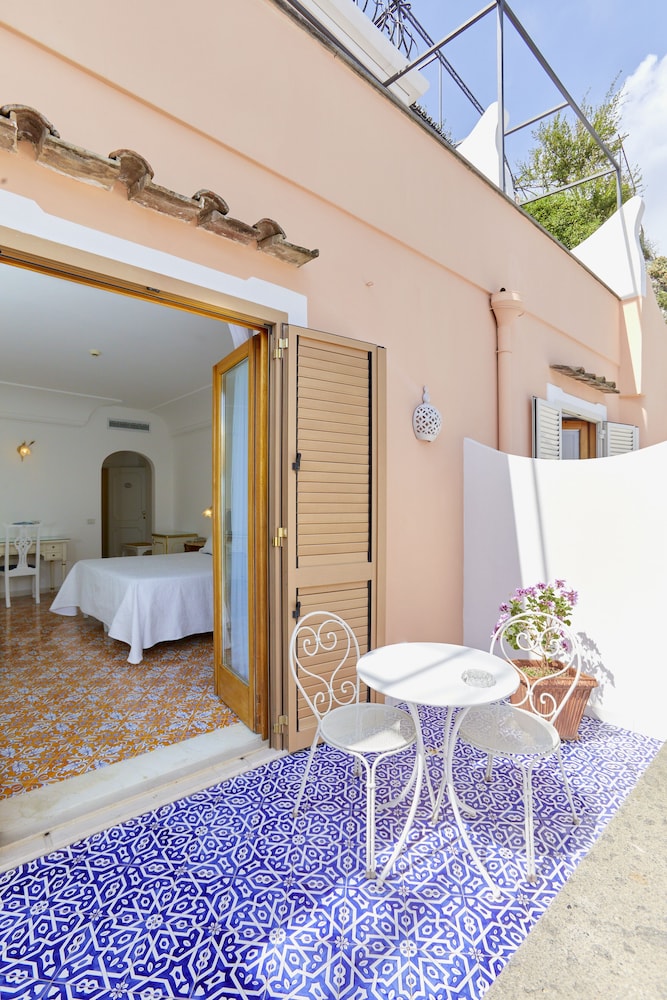 Deluxe Triple Room, 1 Bedroom, Sea View - Photo 1