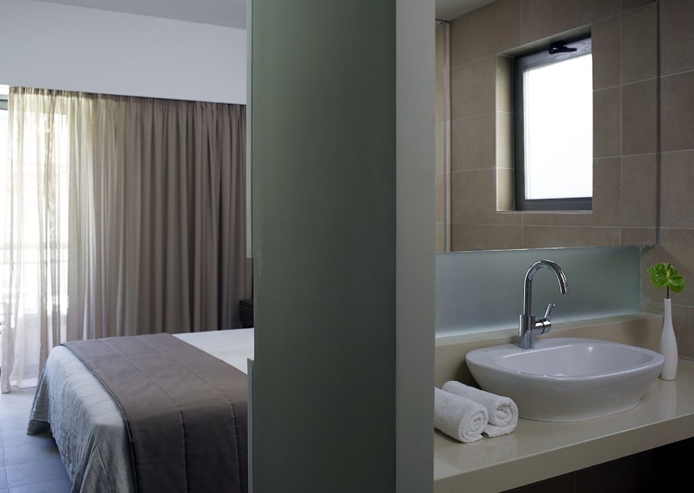 Superior Double Room (with Small Balcony) photo 3
