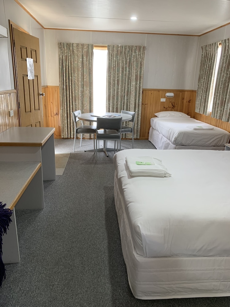 Village Deluxe, Sleeps 5 photo 3