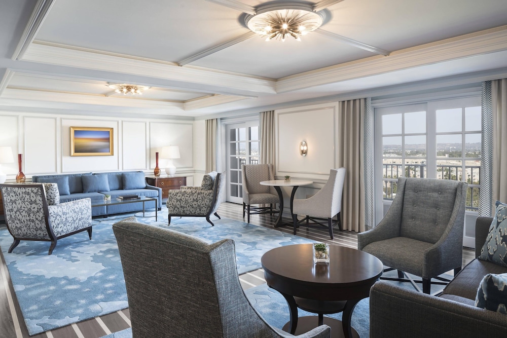 Club Room, 1 King Bed, Balcony (Balcony) thumbnail 6