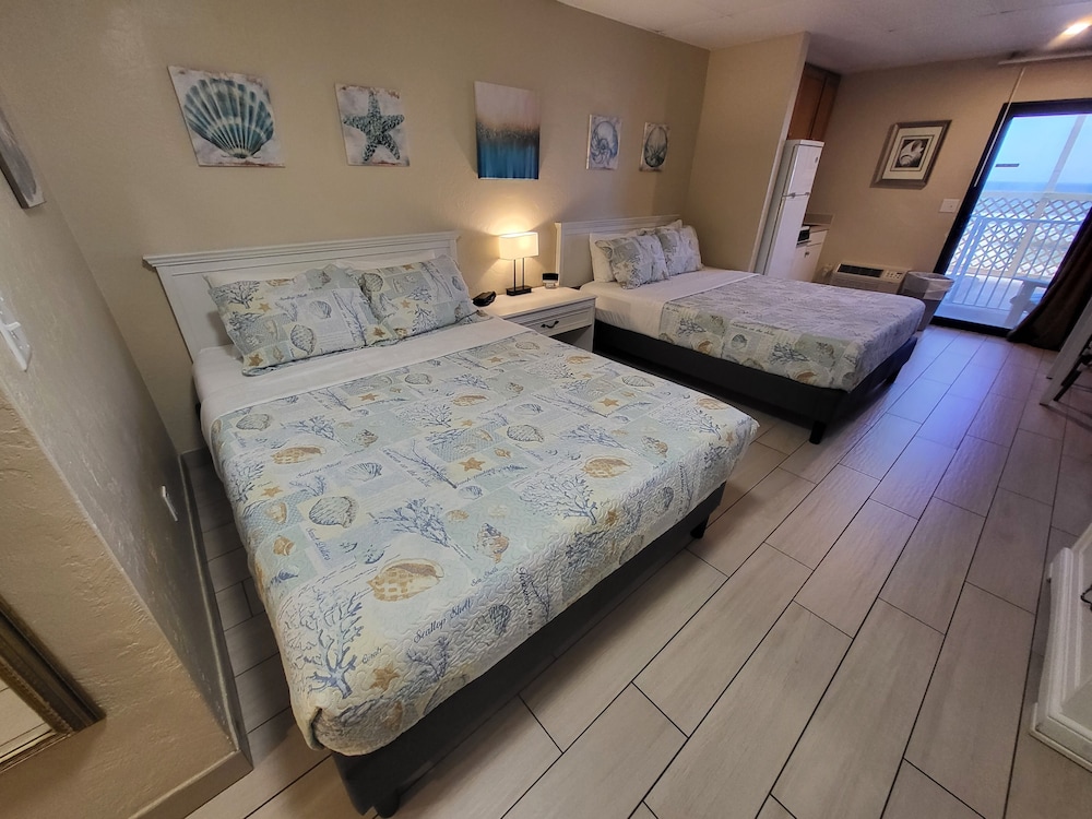 Standard Room, 2 Queen Beds, Kitchenette, Partial Ocean View (Poolside) - Photo 4