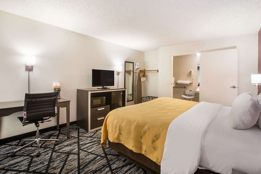 Standard Room, 1 King Bed, Non Smoking - Photo 6