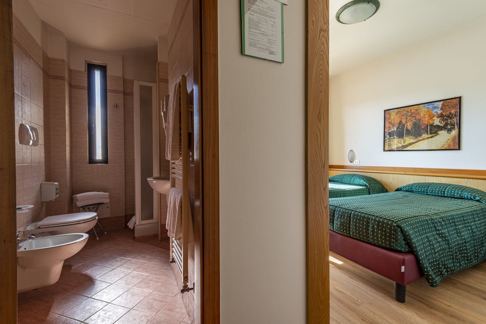 Twin Room with extra bed - Photo 3