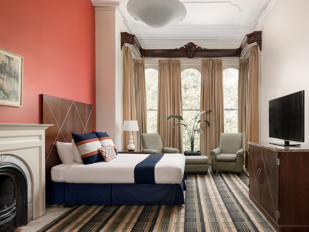 Standard Suite, 1 Queen Bed (Premium Room (Fireplace Grand Queen)) - Photo 2