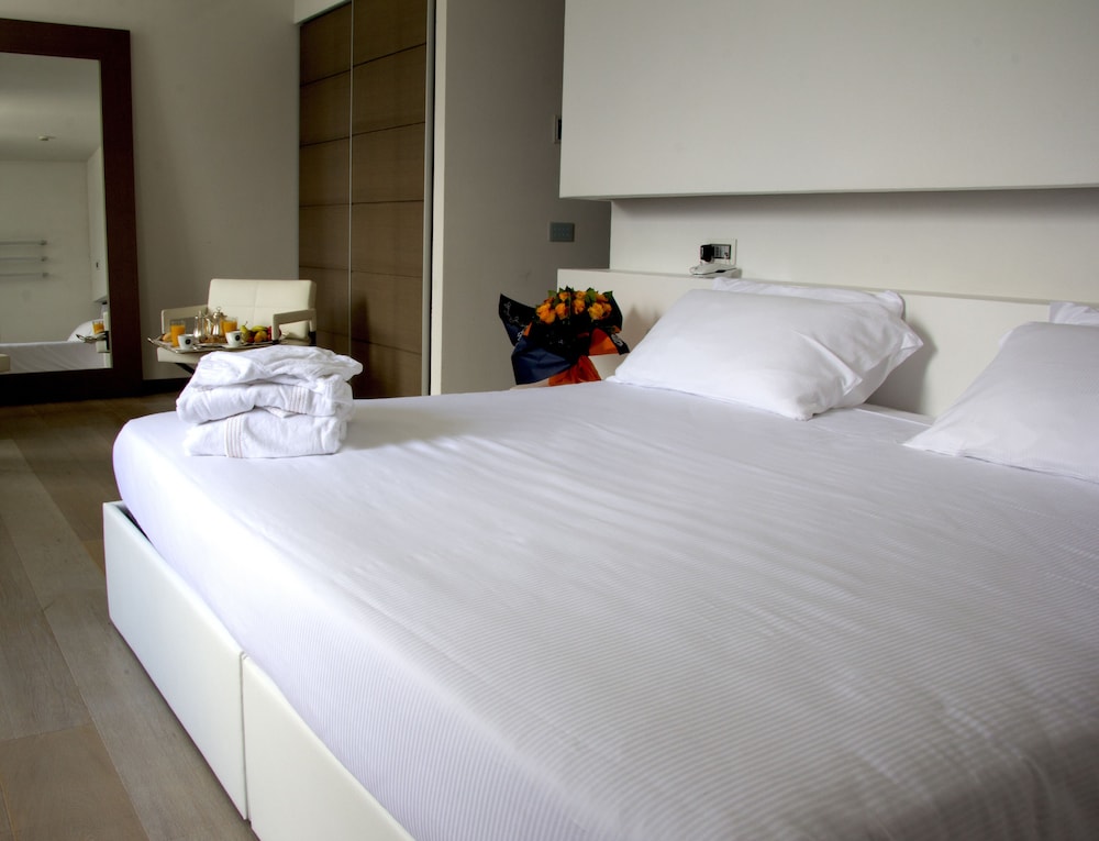Classic Double Room Single Use, Lake View photo 1