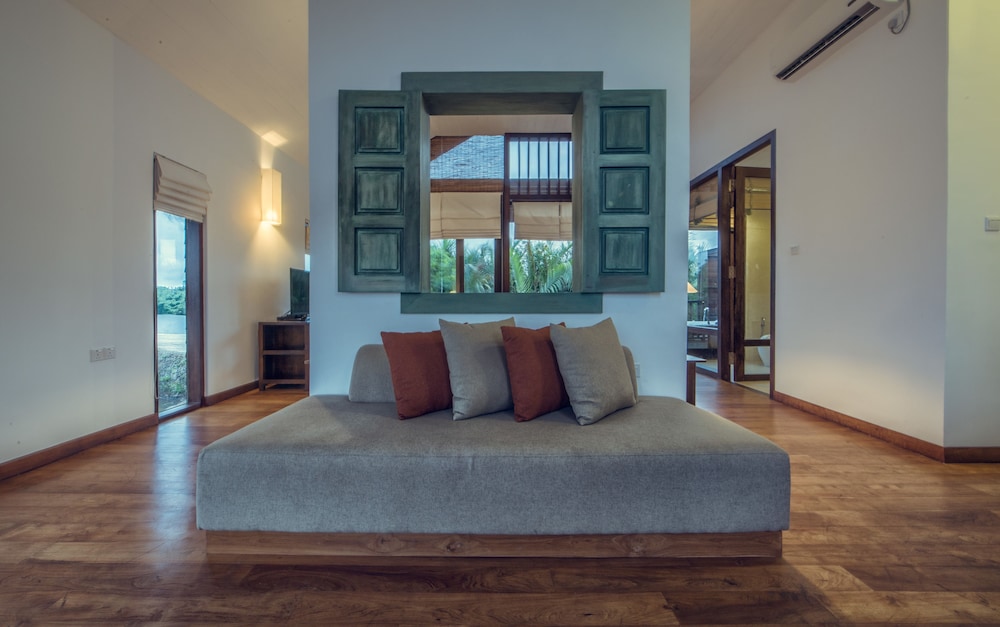 Bungalow - Water Front photo 3