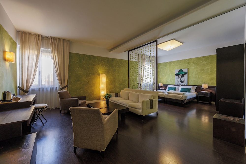 Junior Studio Suite
