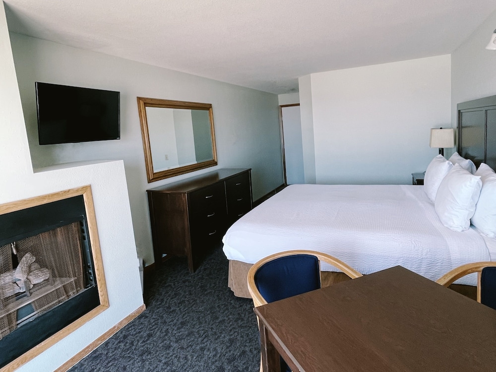 Standard Room, 1 King Bed, Fireplace (Third Floor w/ Balcony) photo 2