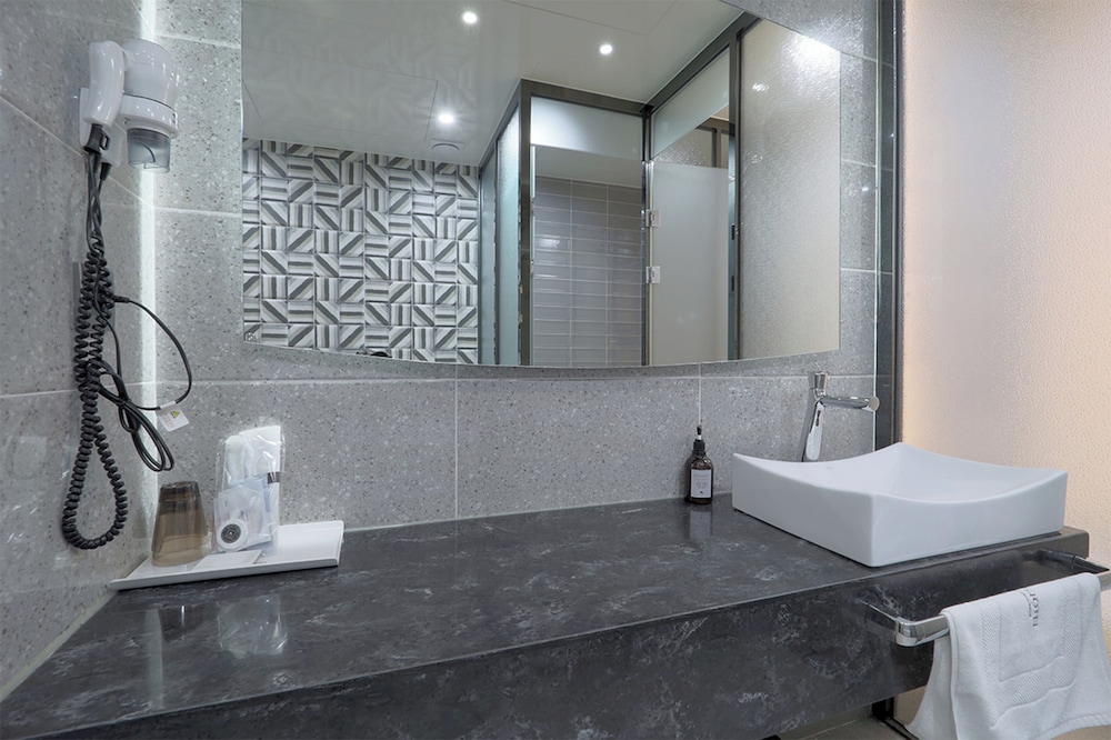 Premium Twin Room - Photo 6