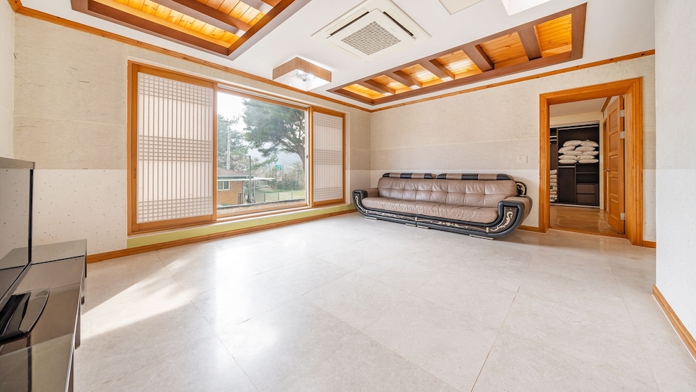 Basic Room, 2 Bedrooms (Private House (with Pet/BBQ))
