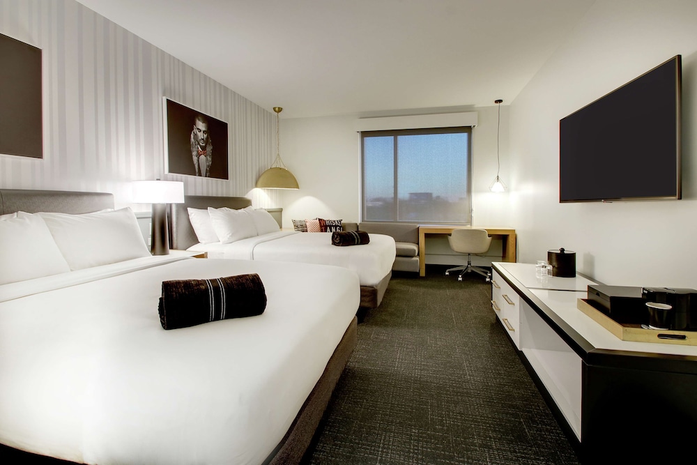 Room, 2 Queen Beds - Photo 4
