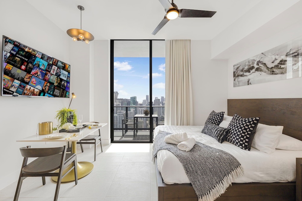 Luxury Studio Suite, 1 King Bed with Sofa bed, City View photo 1