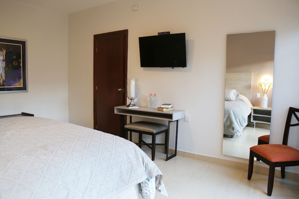 Standard Single Room, 1 King Bed photo 3