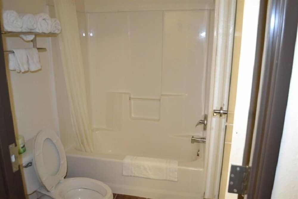 Standard Single Room, 1 King Bed photo 3