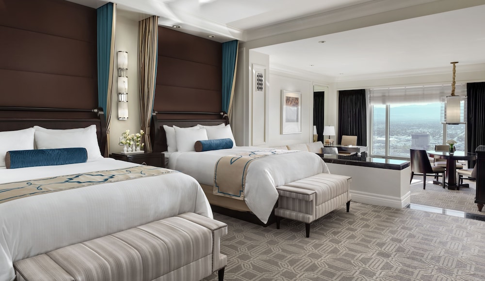 Prestige Club Lounge Luxury Two Queen Suite - Photo 3