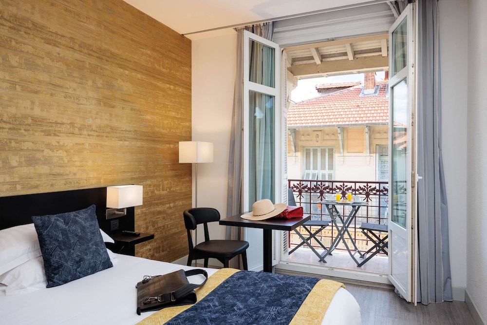 Deluxe Room, 1 King Bed, Non Smoking, Balcony (Twin bed on request) - Photo 15