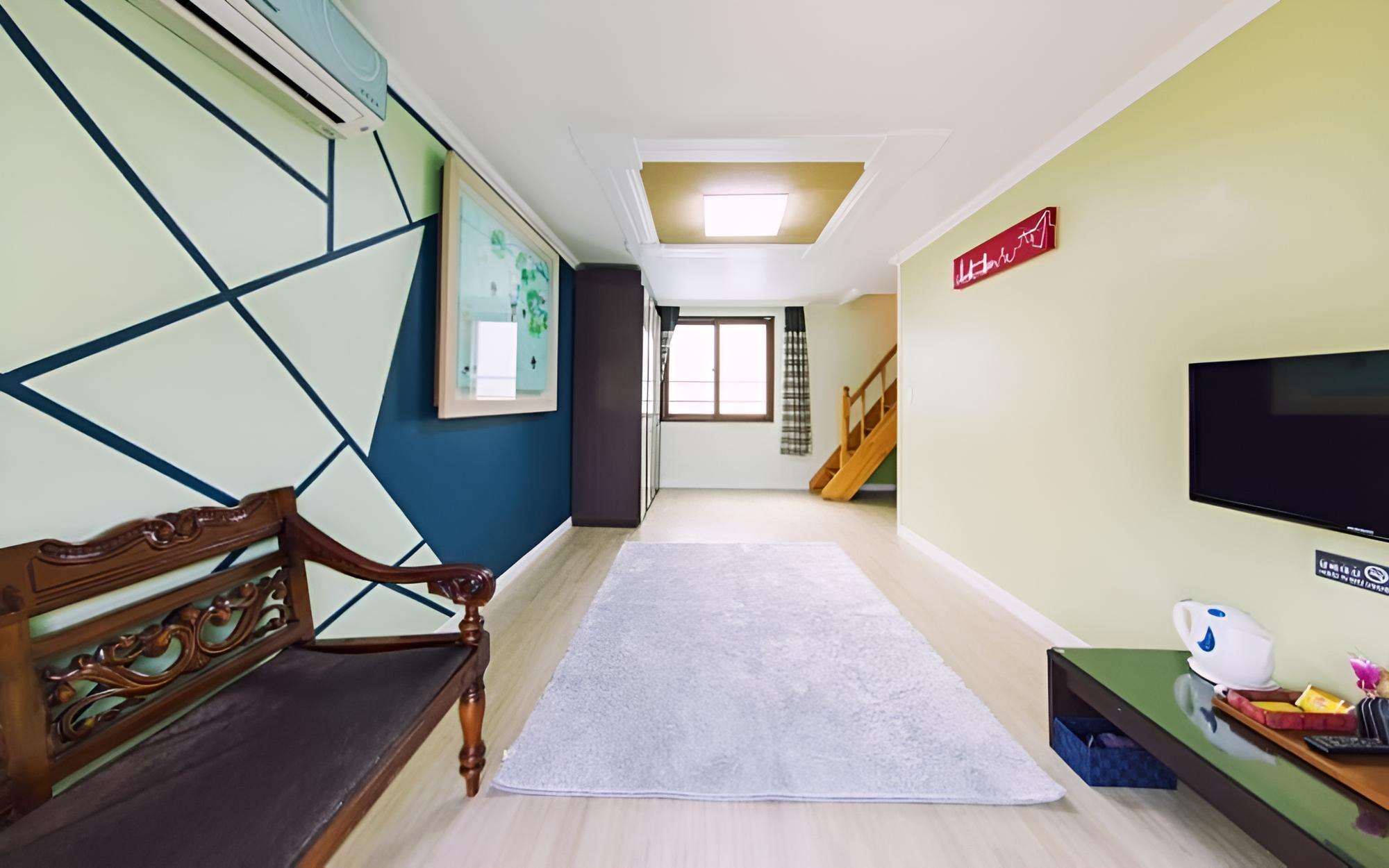 Room (Room 200 (Middle-sized duplex Karaoke) photo 1