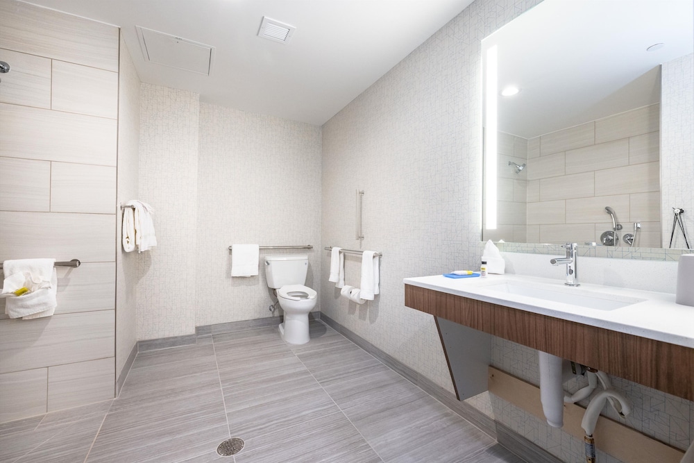 Suite, 2 Queen Beds, Roll-in Shower (Mobility) - Photo 13