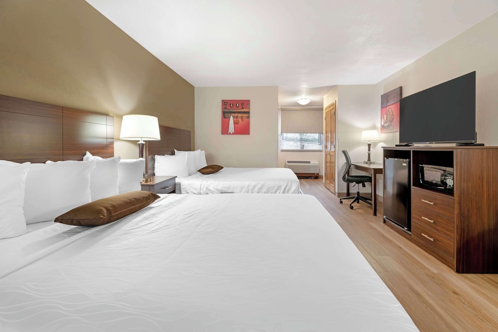 Standard Room, 2 Queen Beds, Refrigerator & Microwave, Pool View (2nd Floor) - Photo 3
