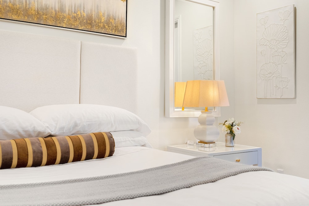 Luxury Room, 1 King Bed photo 3
