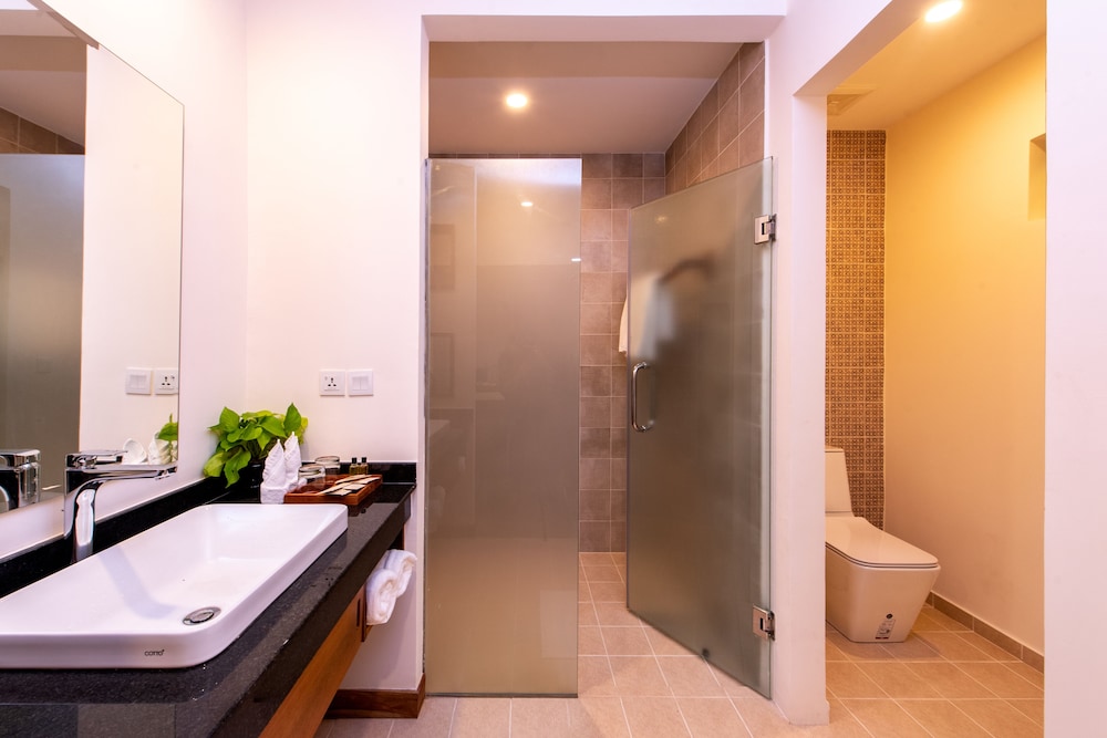 King Suite Double with Balcony - Photo 7