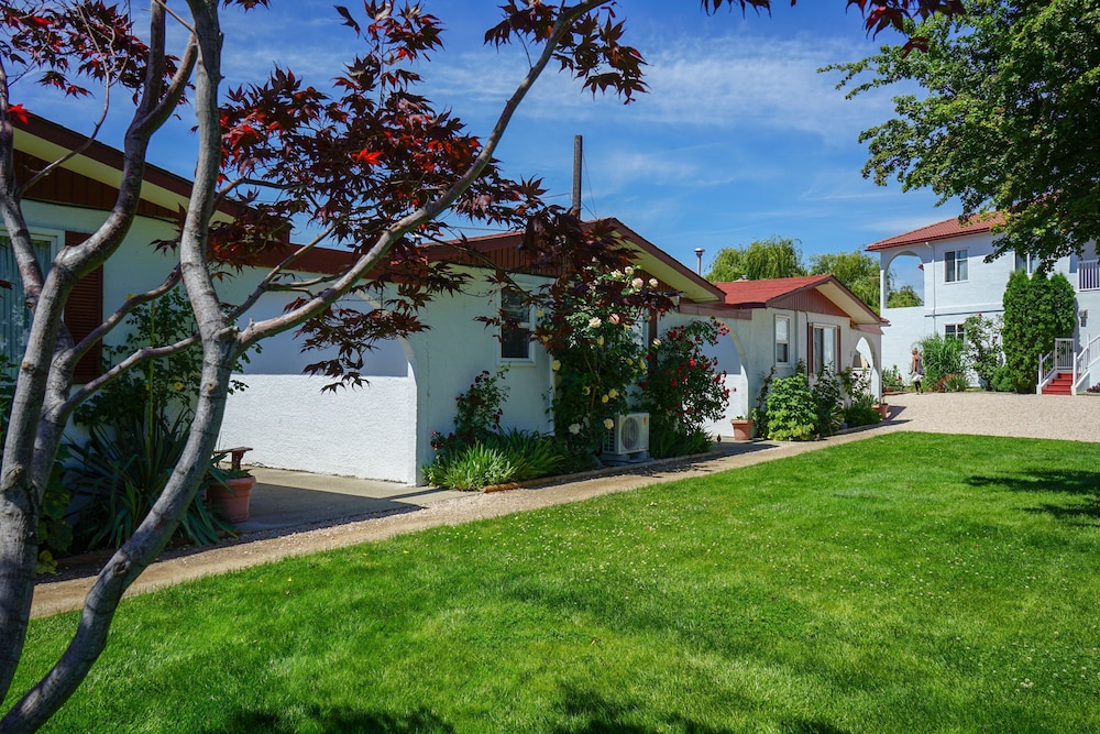 2 Bedroom Garden Cottage photo 1