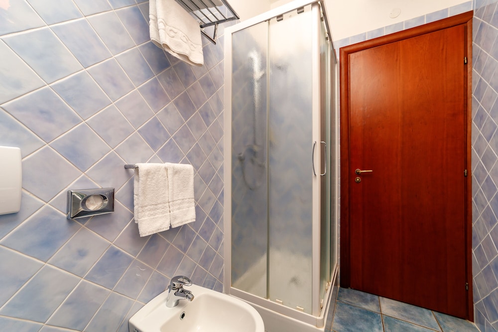 Deluxe Room - Photo 19