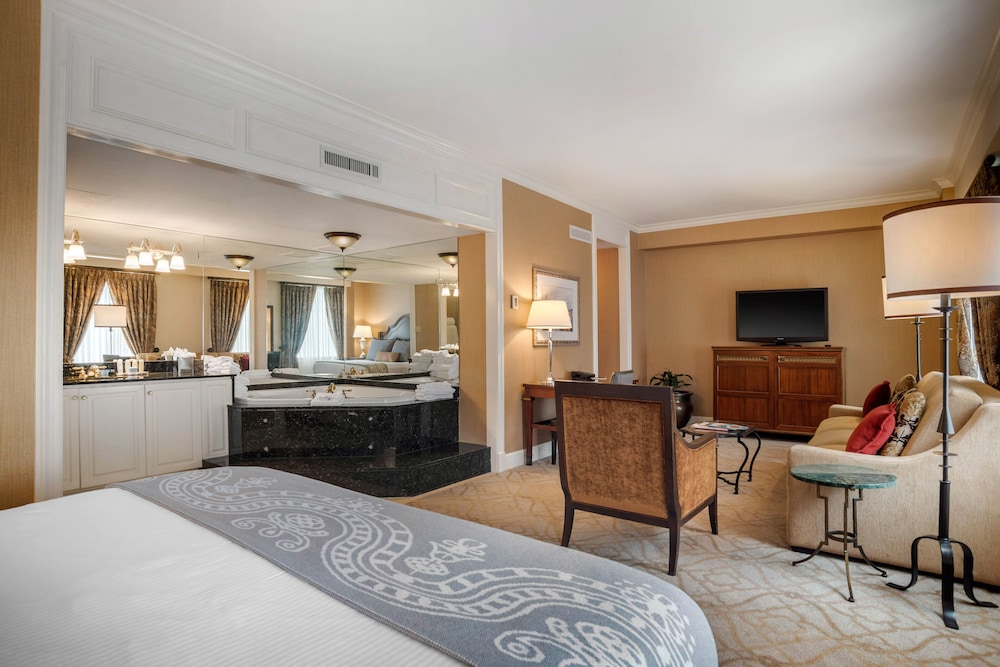 Suite, 1 King Bed, Jetted Tub (Petite) - Photo 4