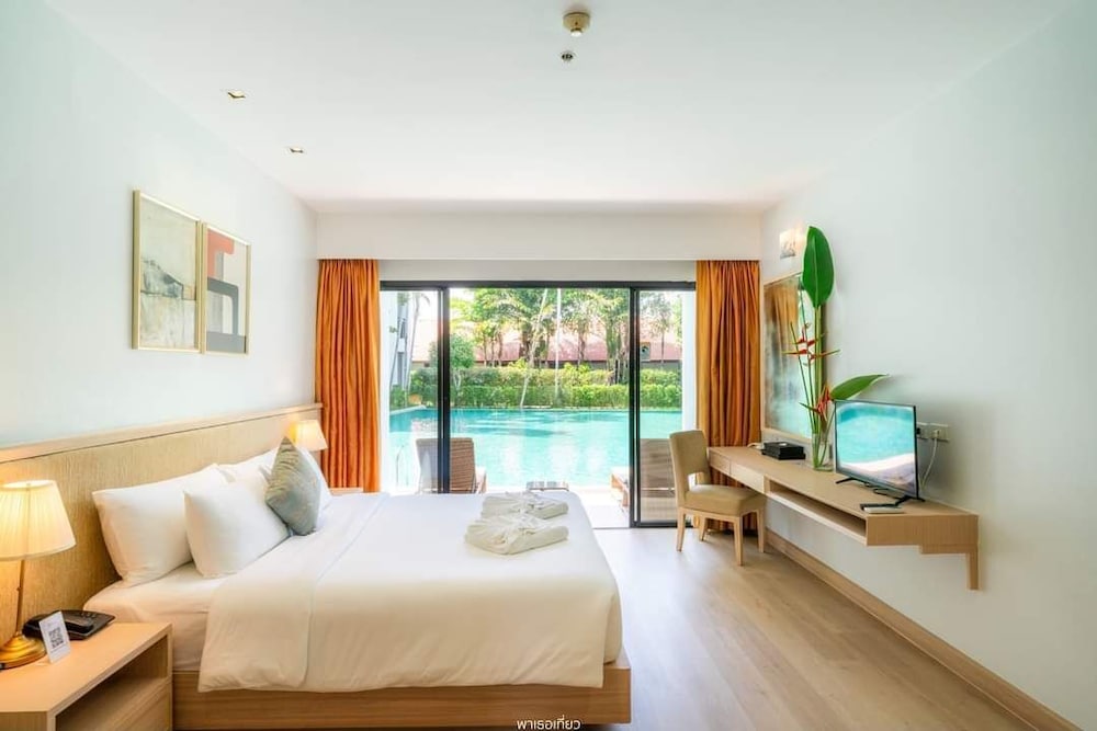 Deluxe Double Room, Pool Access photo 1