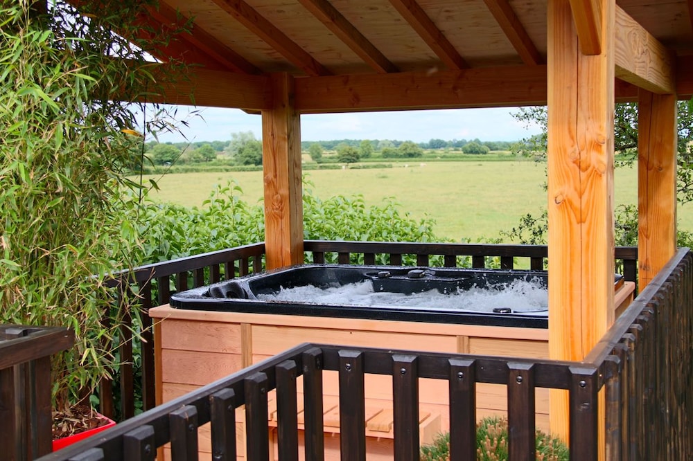Luxury Bungalow, Hot Tub photo 3