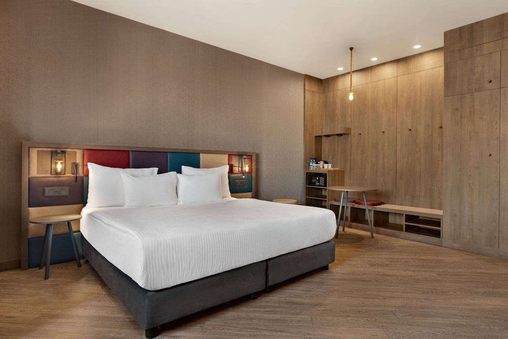 Room, 1 Double Bed, Accessible, City View (Mobility,Non-Smoking) photo 3