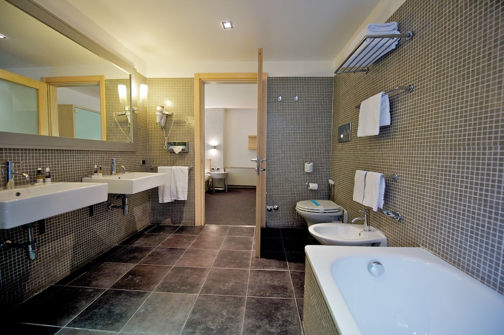 Superior Double Room, 2 Double Beds - Photo 7