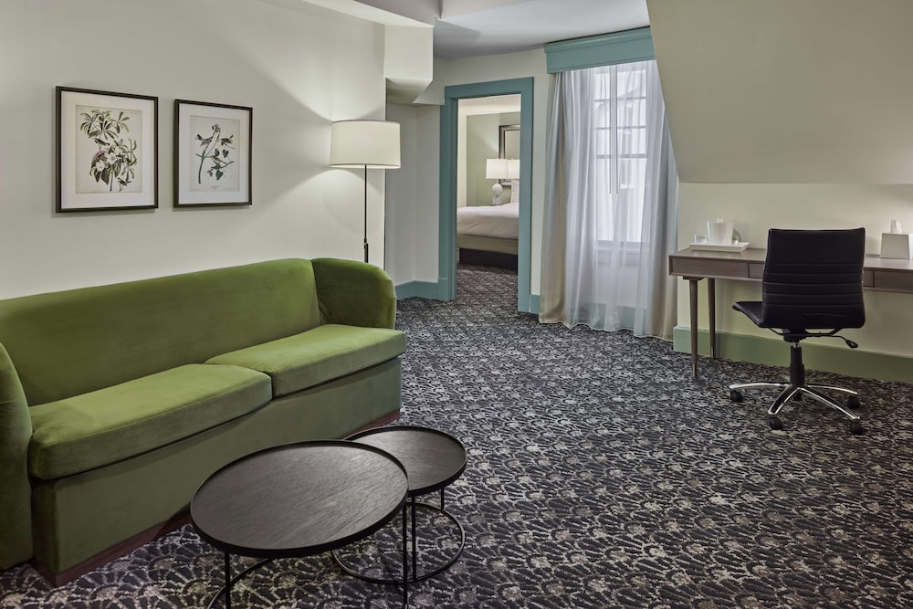 Suite, 1 King Bed - Photo 3