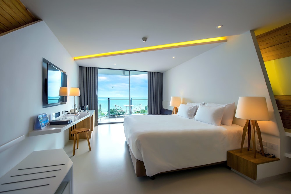 Superior Room, 1 King Bed, Ocean View - Photo 6