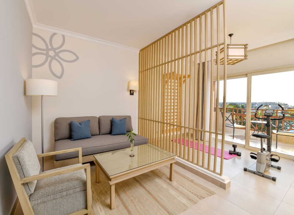 Suite, 1 Queen Bed, Pool View (Fitness) photo 2