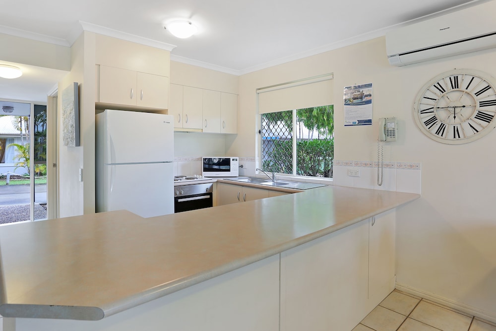 Three Bedroom Townhouse - Photo 5