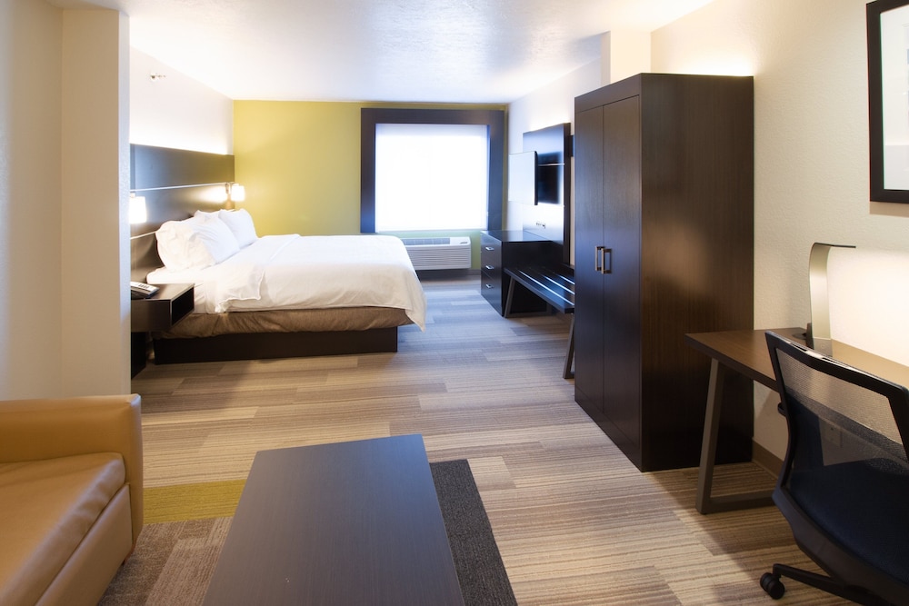 Suite, 1 King Bed, Accessible (Communication, Accessible Tub) - Photo 2