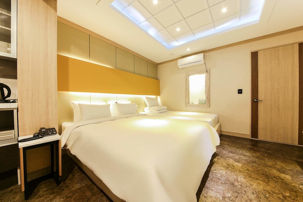 Twin Room, Ocean View (A - Low floor) photo 3