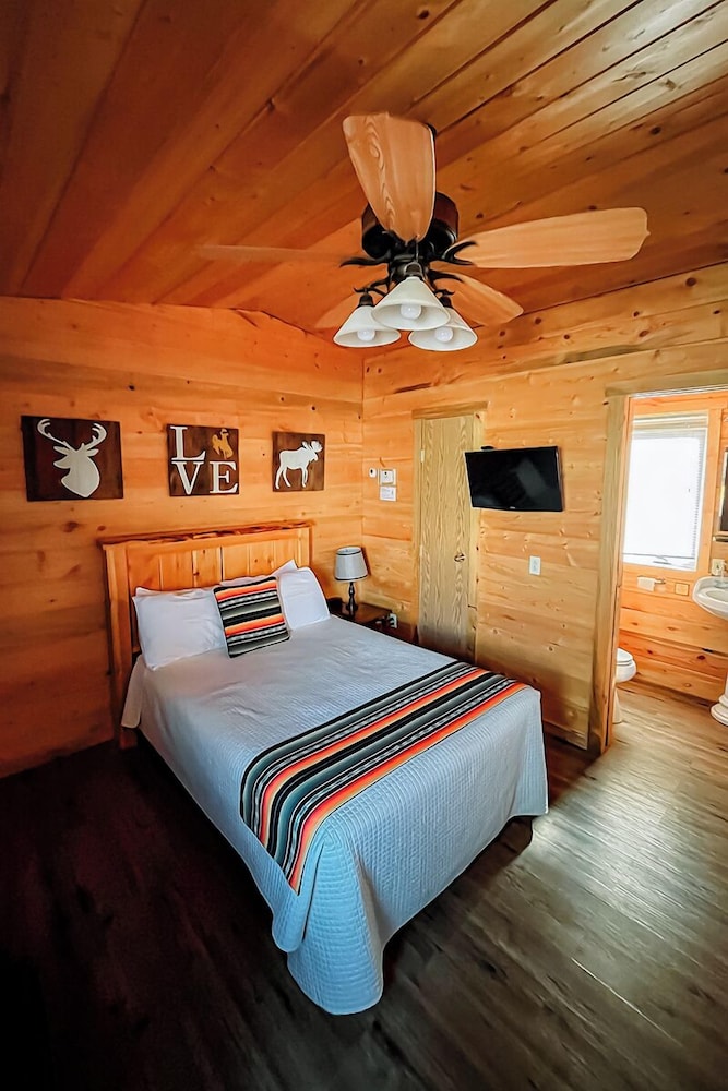 Classic Cabin, 1 Queen Bed, Mountainside photo 2