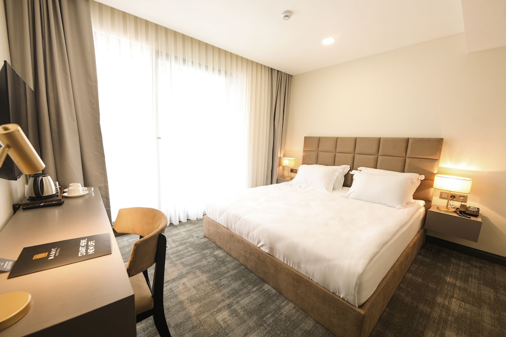 Junior Suite, 1 Queen Bed, Garden View - Photo 1
