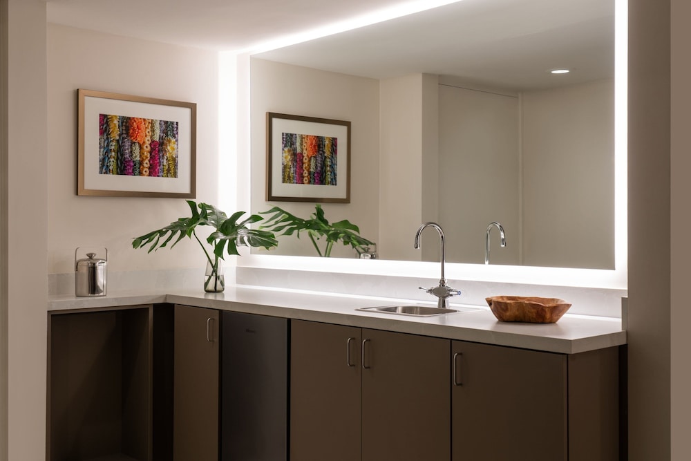 Renovated Corner Jr. Suite King, Tower