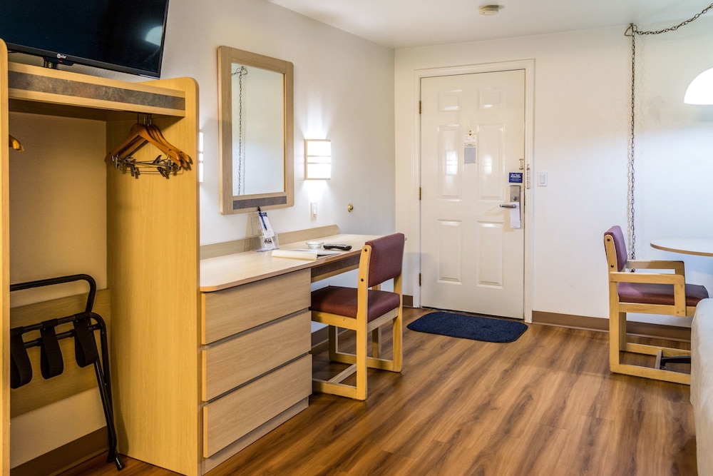 Standard Room, 1 Queen Bed, Non Smoking - Photo 6