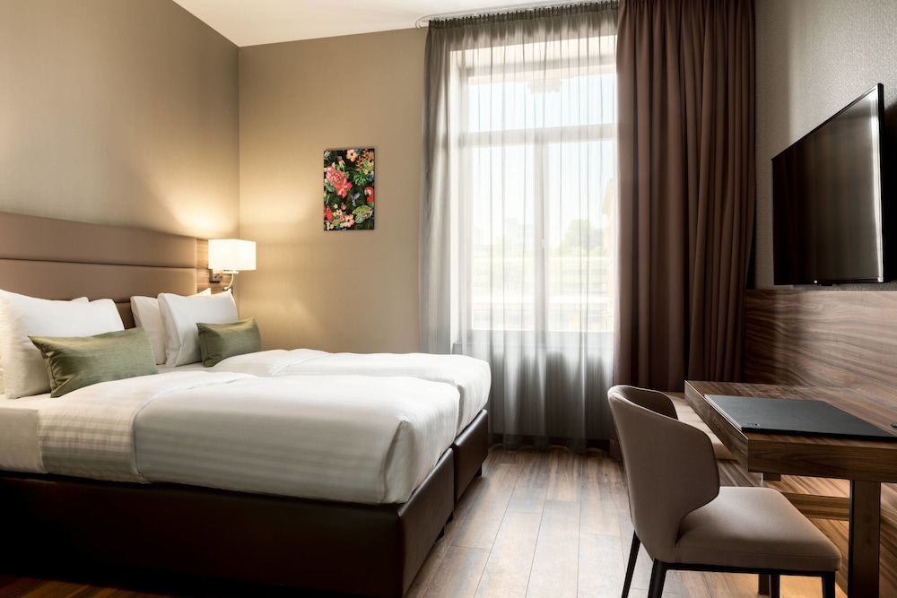 Superior Room, 2 Twin Beds, Non Smoking, City View