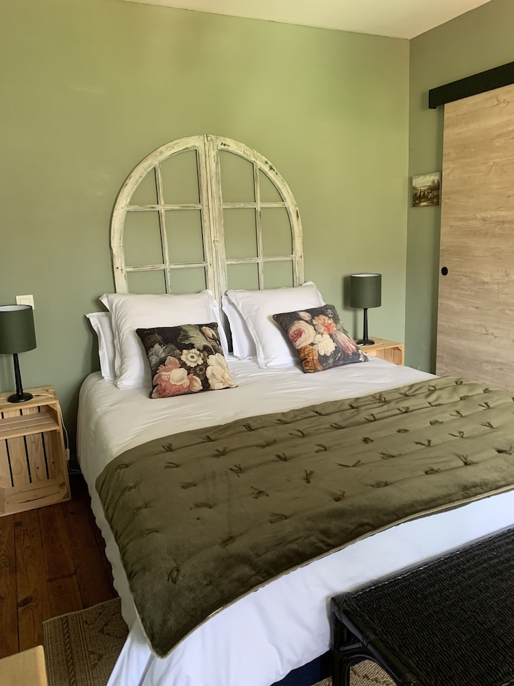 Traditional Room, 1 Queen Bed, Private Bathroom, Garden View photo 3