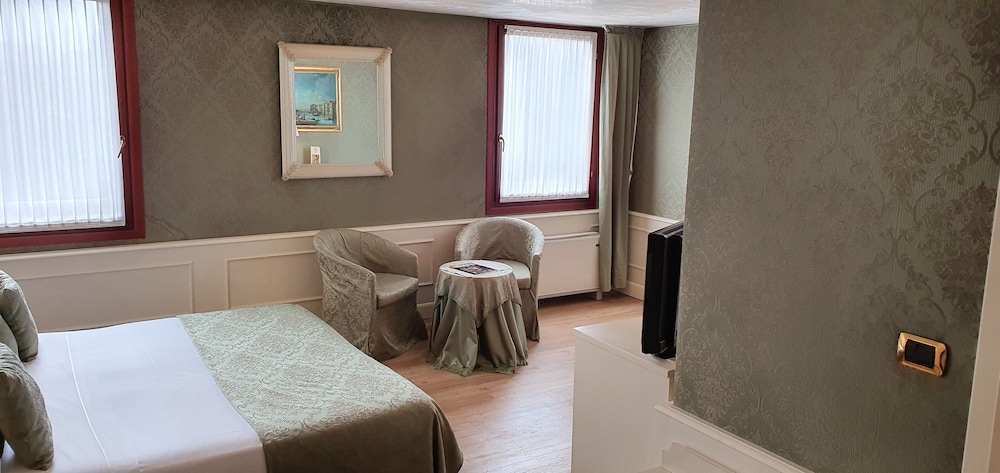 Deluxe Room, Canal View - Photo 2